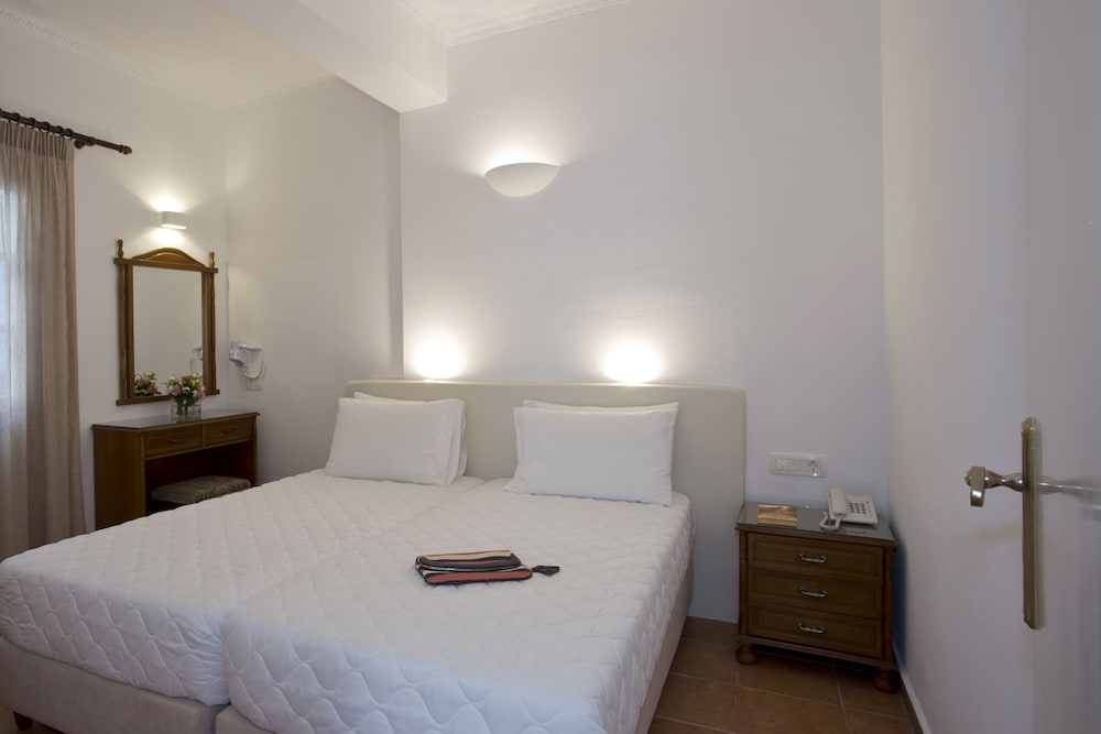 Alexandra Hotel — Hotel rooms in Kamari, South Aegean