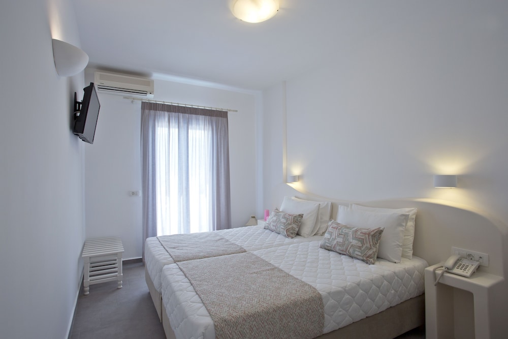 Alexandra Hotel — Hotel rooms in Kamari, South Aegean