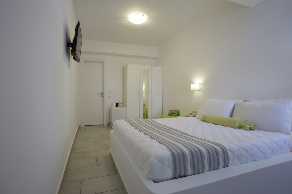 Alexandra Hotel — Hotel rooms in Kamari, South Aegean