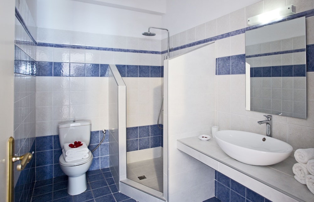 Alexandra Hotel — Hotel rooms in Kamari, South Aegean
