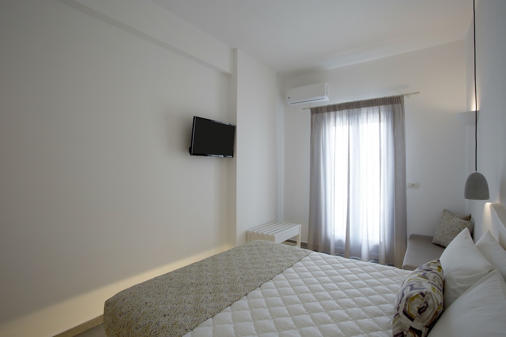 Alexandra Hotel — Hotel rooms in Kamari, South Aegean