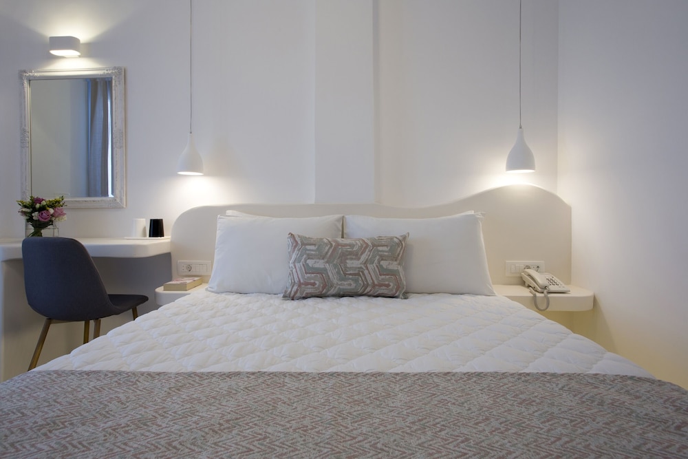 Alexandra Hotel — Hotel rooms in Kamari, South Aegean
