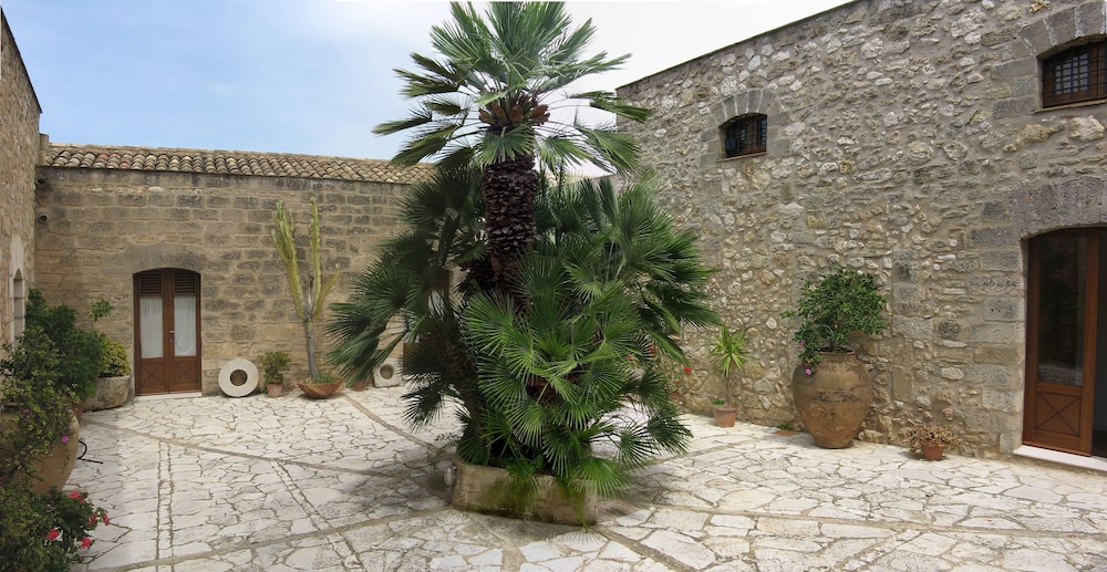 Baglio Santacroce — Hotel building in Valderice, Sicily