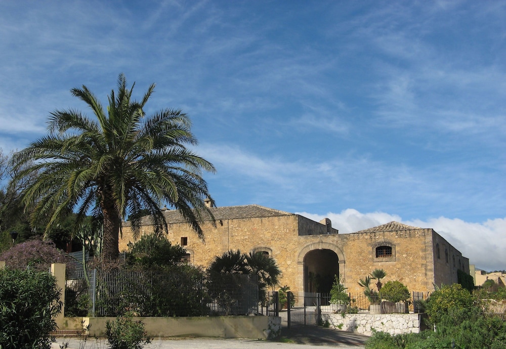 Baglio Santacroce — Hotel building in Valderice, Sicily