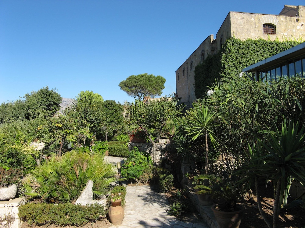Baglio Santacroce — Hotel building in Valderice, Sicily