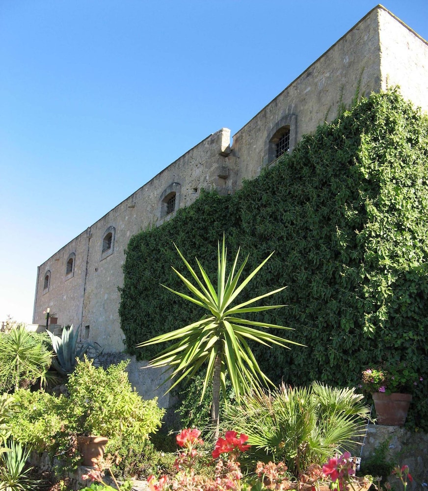Baglio Santacroce — Hotel building in Valderice, Sicily