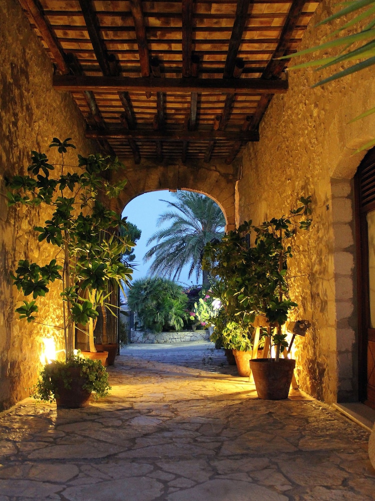 Baglio Santacroce — Hotel building in Valderice, Sicily