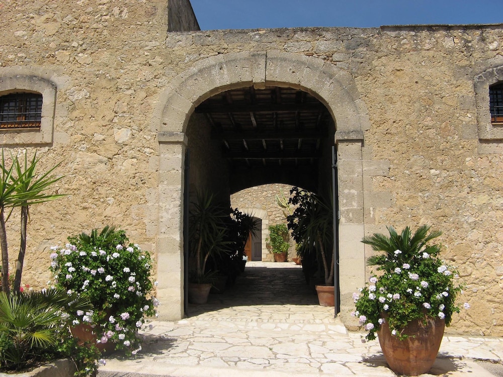 Baglio Santacroce — Hotel building in Valderice, Sicily