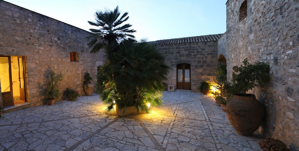 Baglio Santacroce — Hotel building in Valderice, Sicily