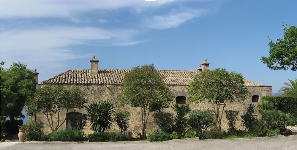 Baglio Santacroce — Hotel building in Valderice, Sicily