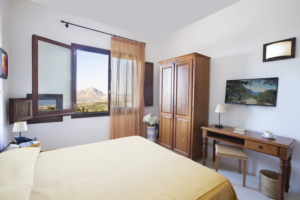 Baglio Santacroce — Hotel rooms in Valderice, Sicily