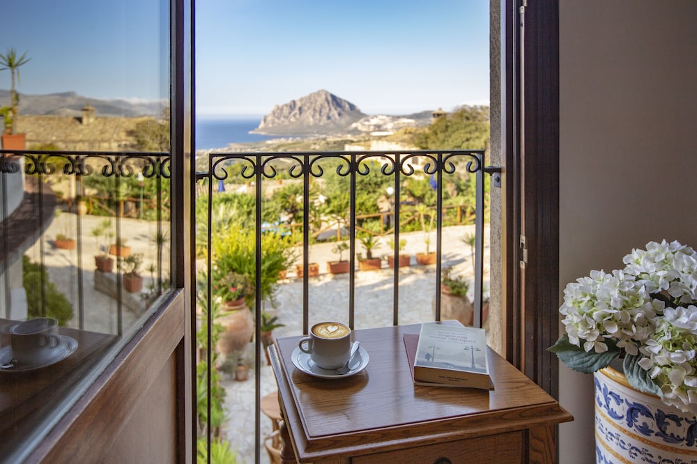 Baglio Santacroce — Hotel rooms in Valderice, Sicily