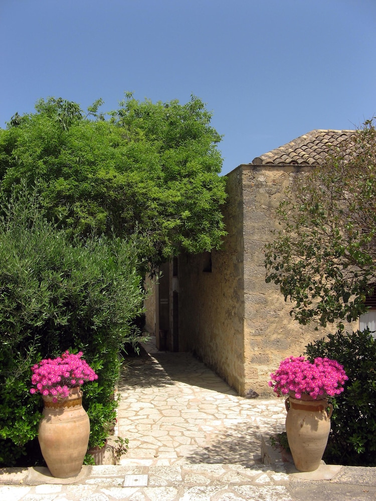 Baglio Santacroce — Hotel building in Valderice, Sicily