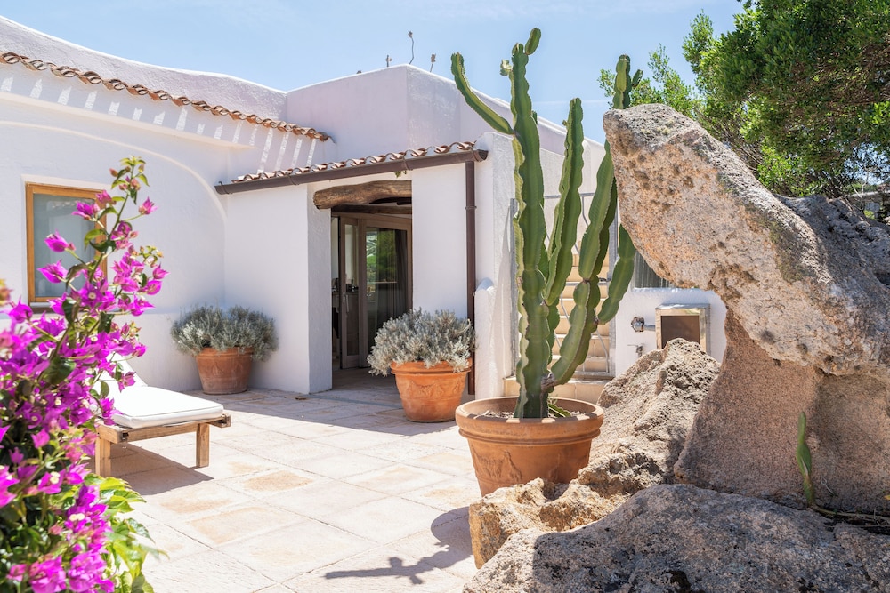 Hotel Balocco — Hotel building in Arzachena, Sardinia