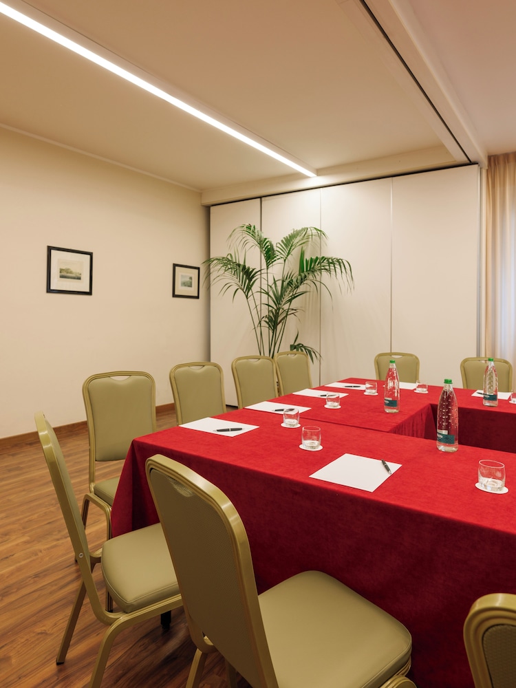 Hotel Barchetta Excelsior — Hotel building in Como, Lombardy