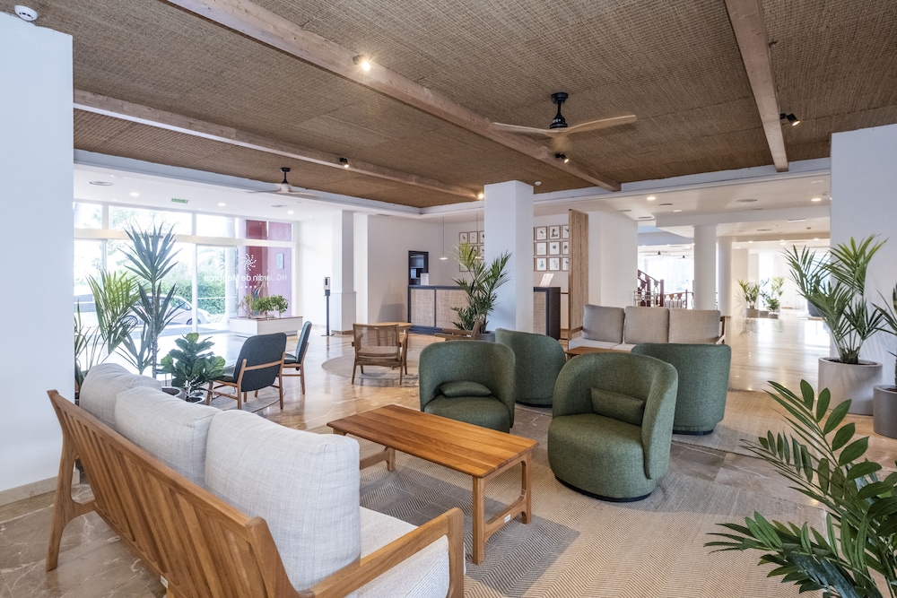 Aparthotel HG Jardin de Menorca — Hotel building in Son Bou, Balearic Islands