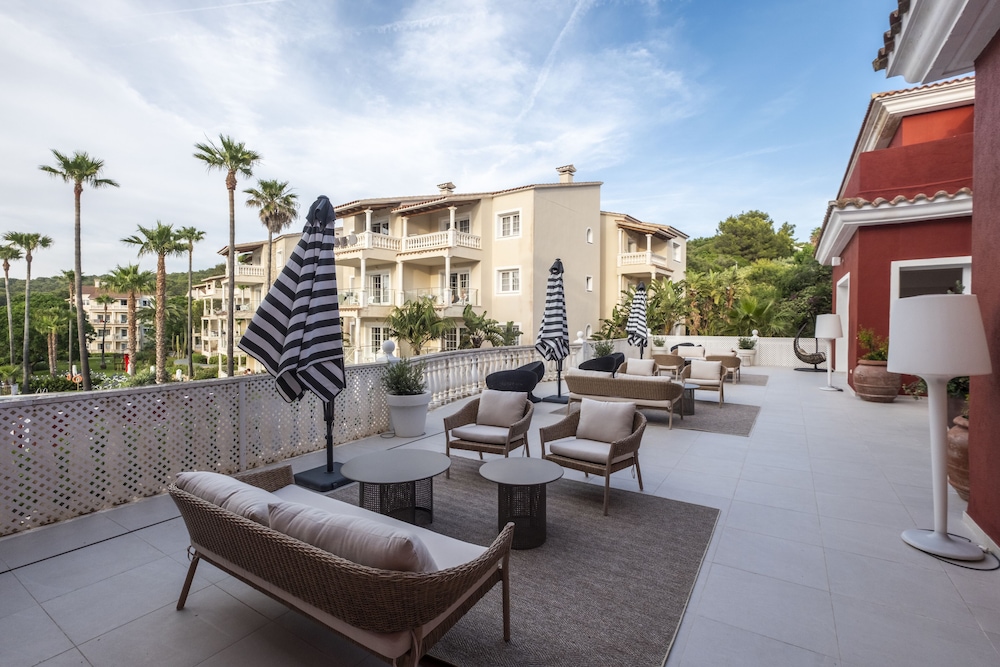 Aparthotel HG Jardin de Menorca — Hotel building in Son Bou, Balearic Islands