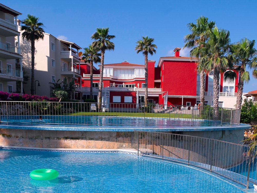 Aparthotel HG Jardin de Menorca — Hotel building in Son Bou, Balearic Islands