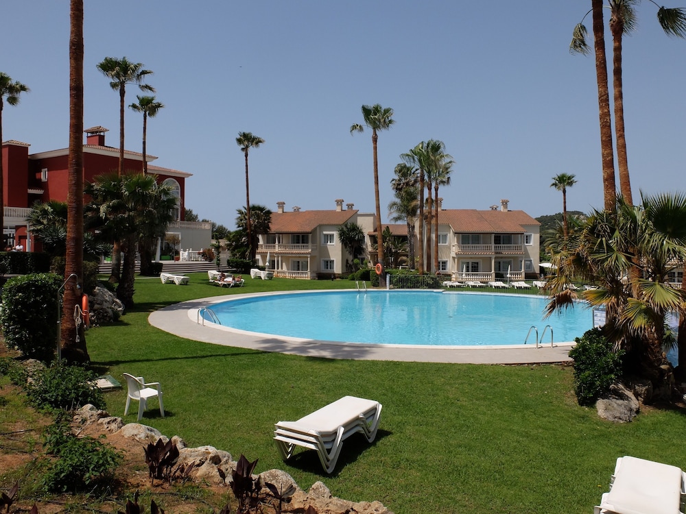 Aparthotel HG Jardin de Menorca — Swimming pool in Son Bou, Balearic Islands