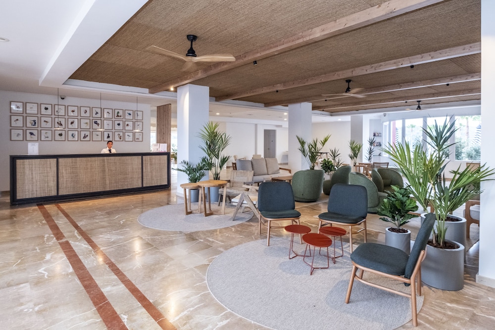 Aparthotel HG Jardin de Menorca — Hotel building in Son Bou, Balearic Islands