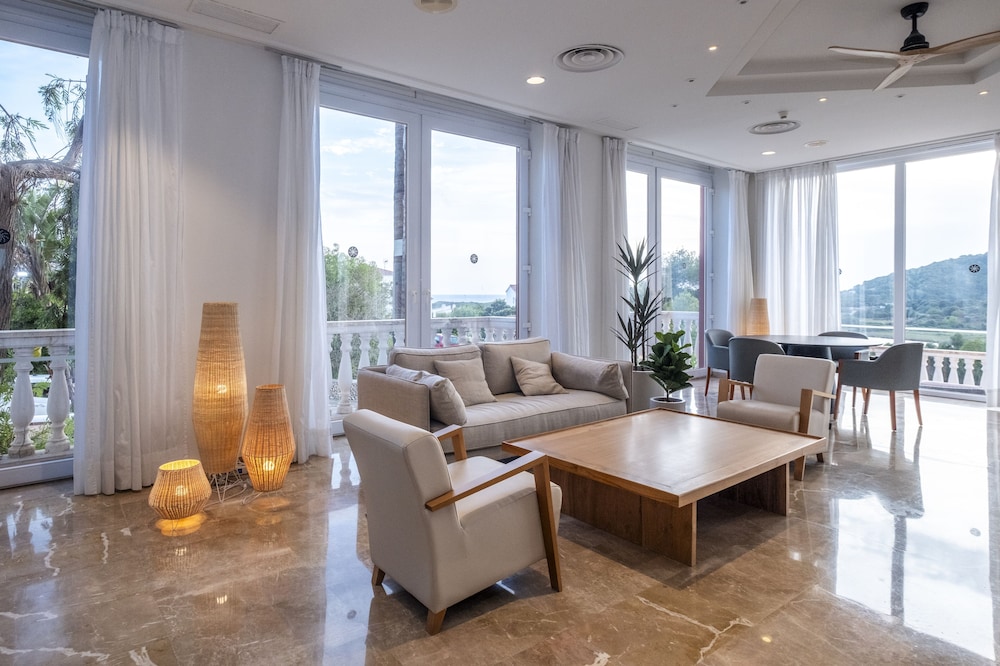 Aparthotel HG Jardin de Menorca — Hotel building in Son Bou, Balearic Islands