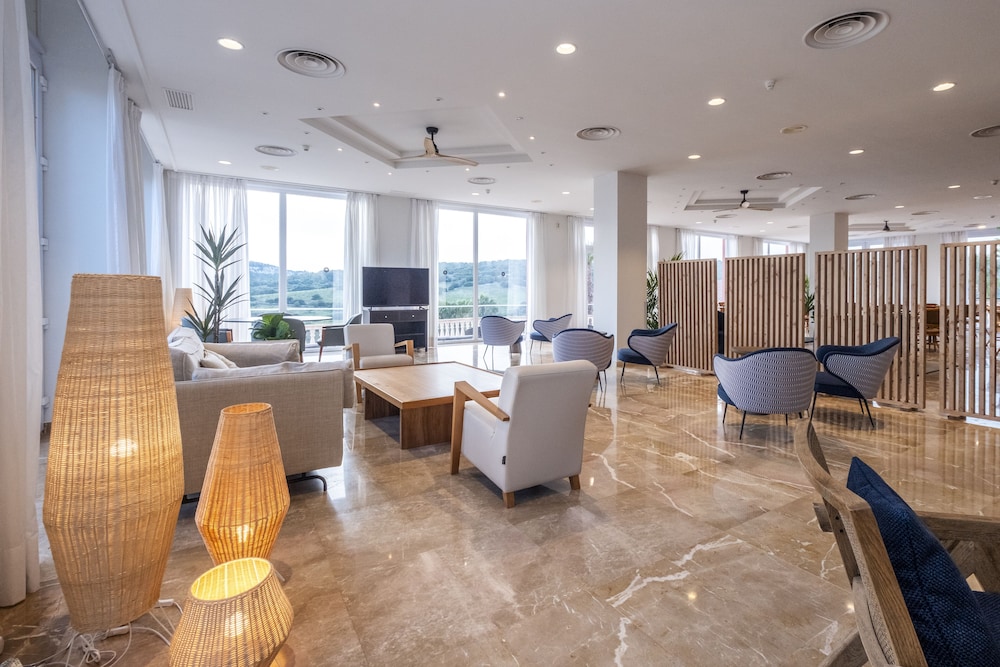 Aparthotel HG Jardin de Menorca — Hotel building in Son Bou, Balearic Islands