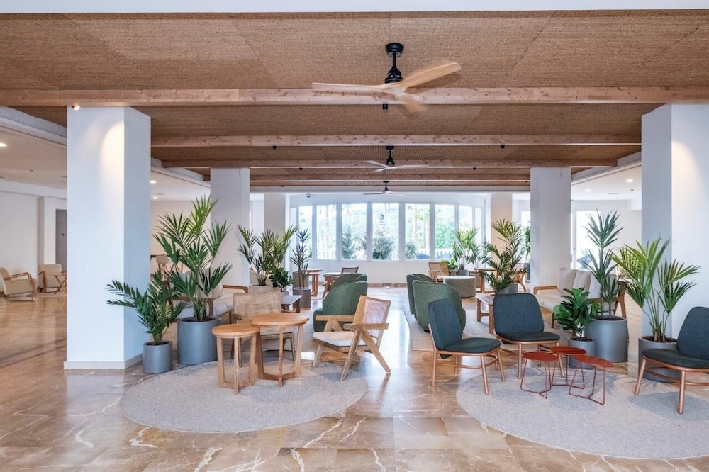 Aparthotel HG Jardin de Menorca — Hotel building in Son Bou, Balearic Islands