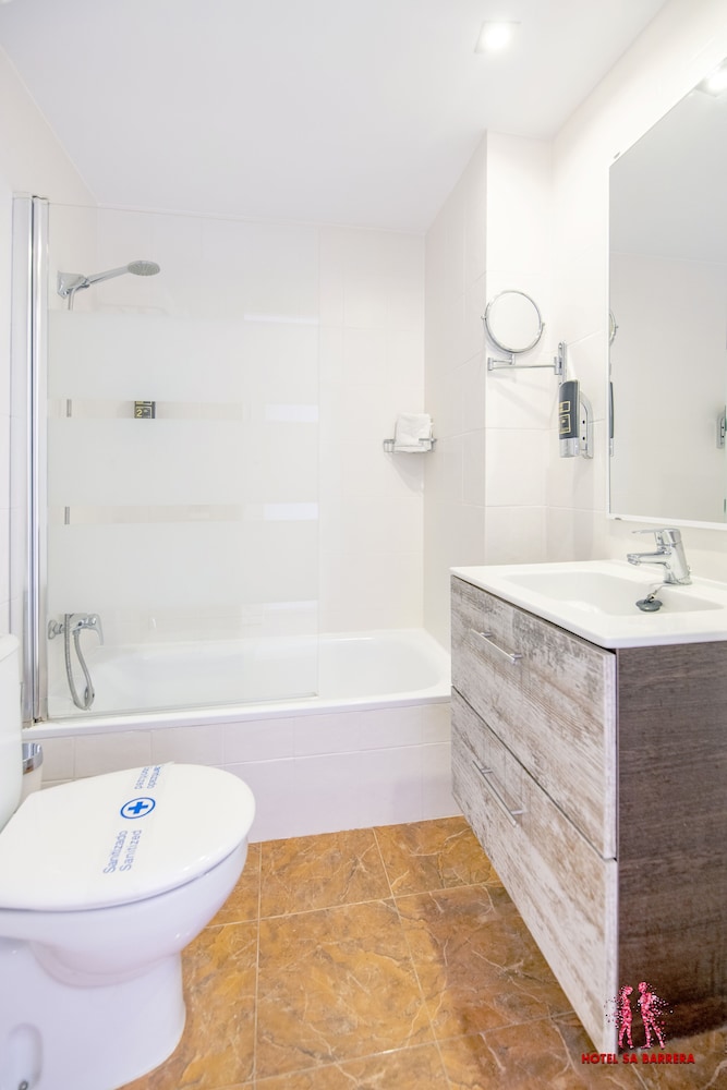 Hotel Sa Barrera - Adults Only — Hotel rooms in Cala'n Porter, Balearic Islands
