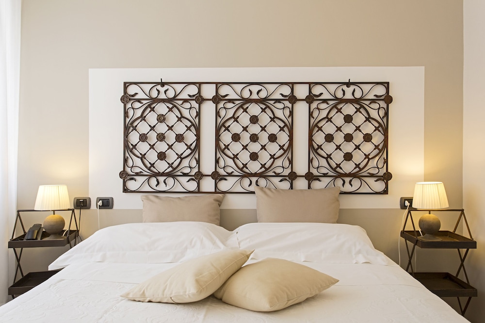Borgo Pantano — Hotel rooms in Carrozziere, Sicily