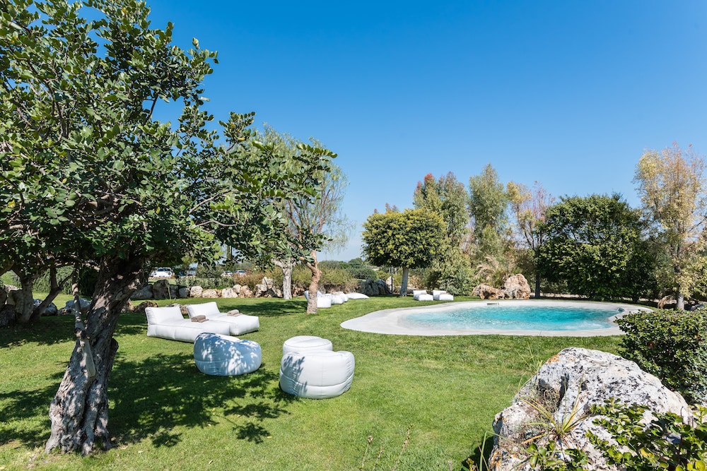 Borgo Pantano — Swimming pool in Carrozziere, Sicily