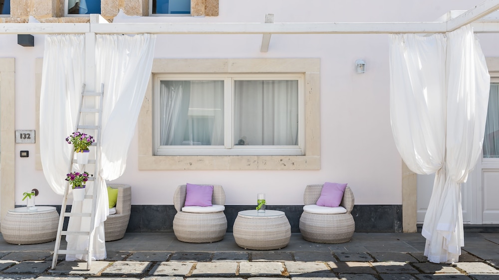 Borgo Pantano — Hotel building in Carrozziere, Sicily
