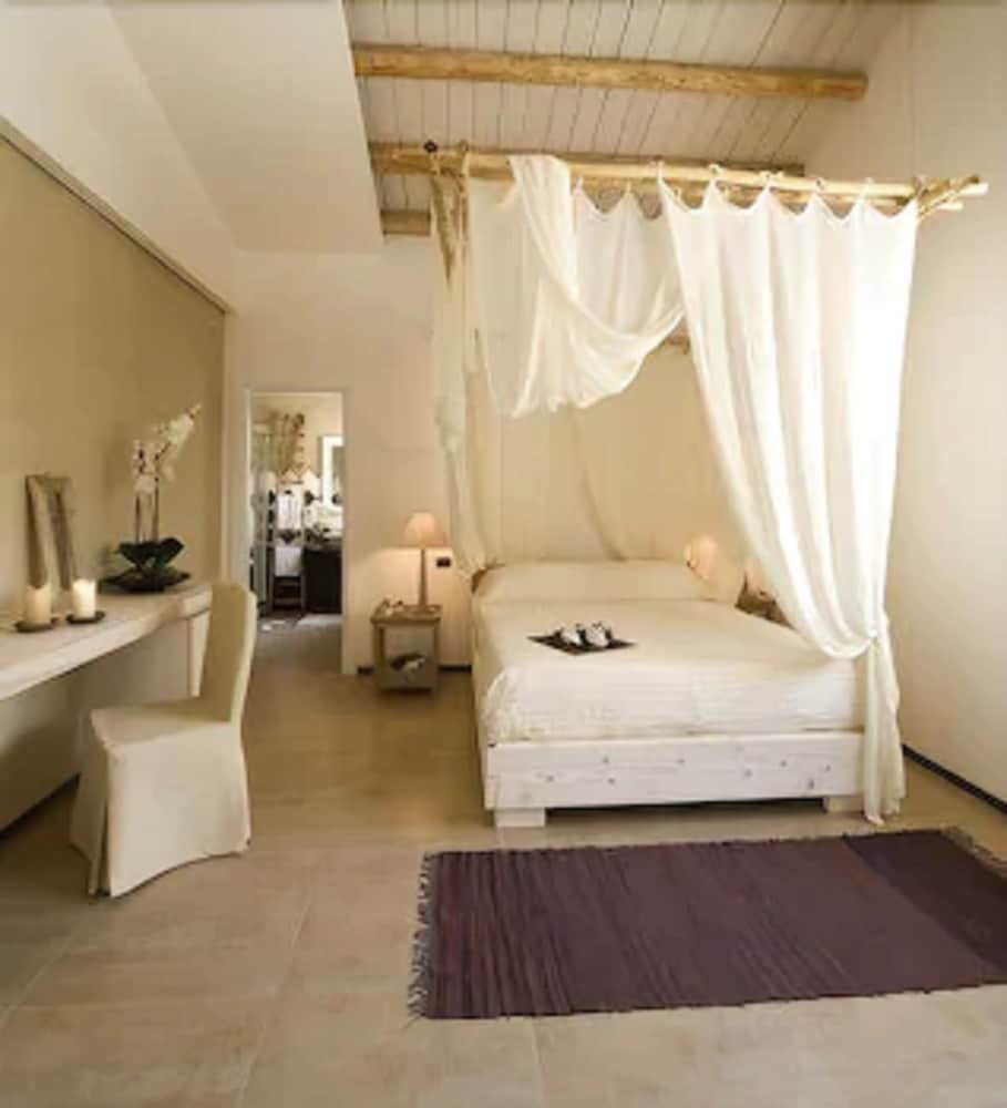 Borgo Pantano — Hotel rooms in Carrozziere, Sicily