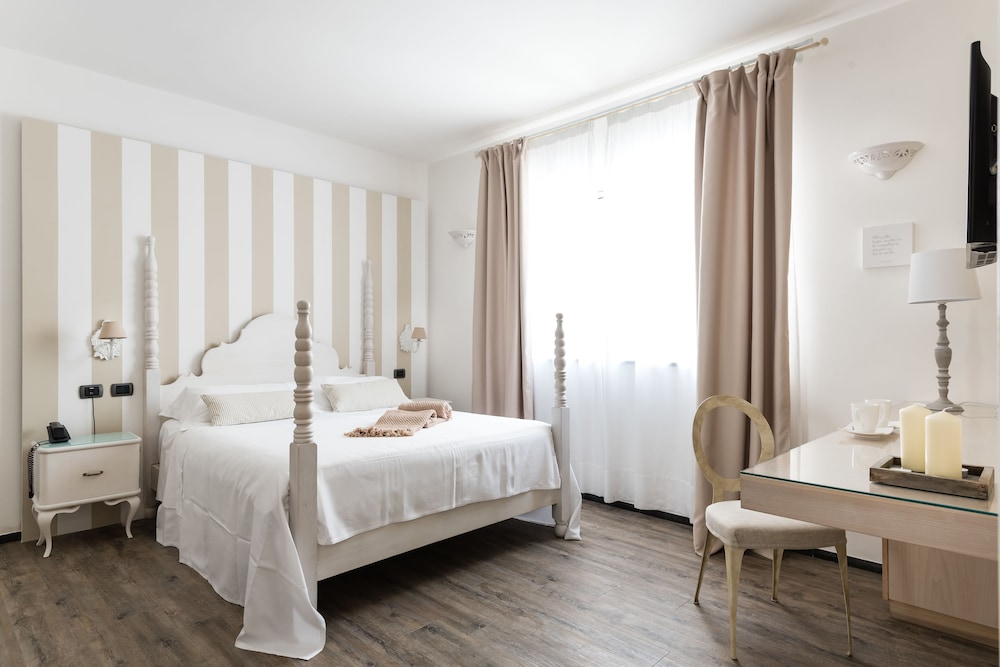 Borgo Pantano — Hotel rooms in Carrozziere, Sicily