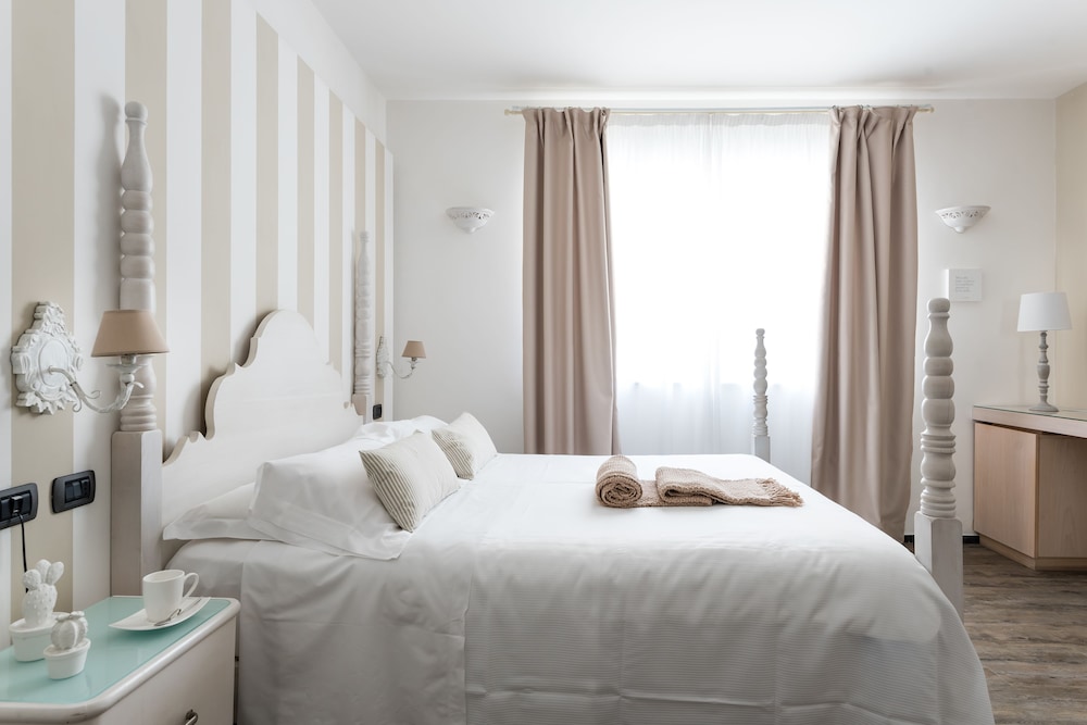 Borgo Pantano — Hotel rooms in Carrozziere, Sicily