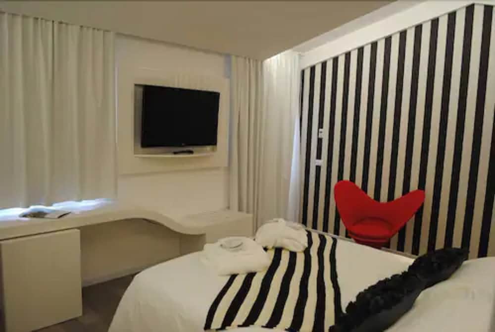 Borgo Pantano — Hotel rooms in Carrozziere, Sicily