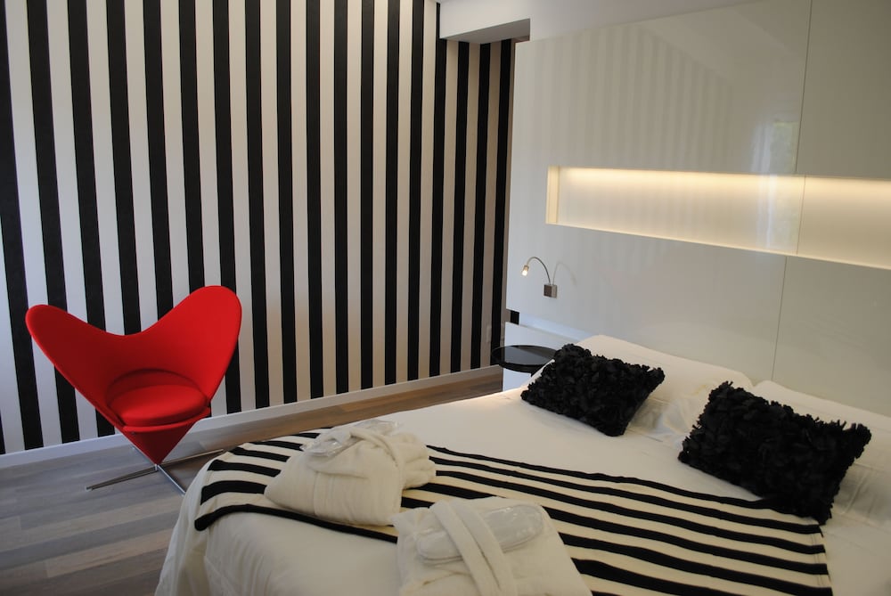 Borgo Pantano — Hotel rooms in Carrozziere, Sicily