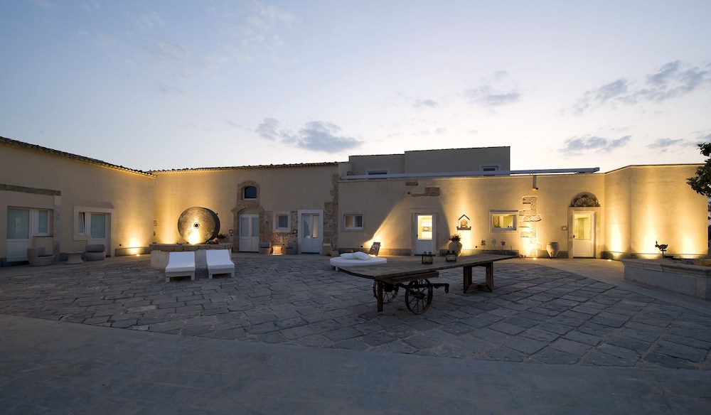 Borgo Pantano — Hotel building in Carrozziere, Sicily