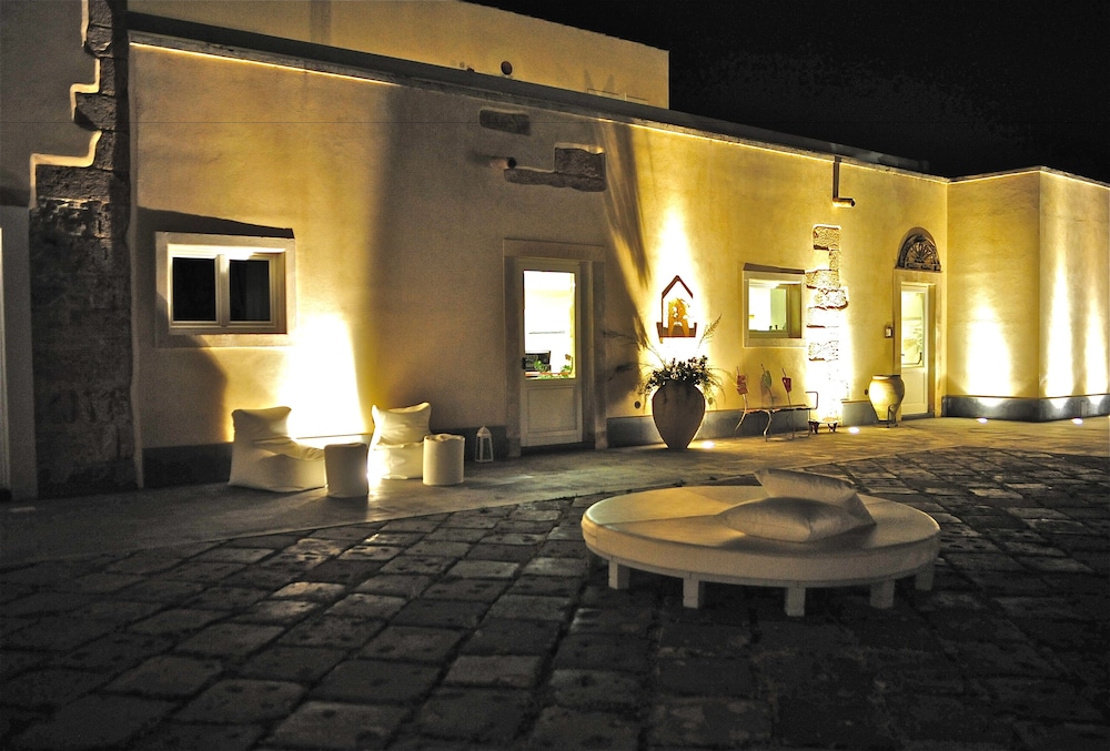 Borgo Pantano — Hotel building in Carrozziere, Sicily