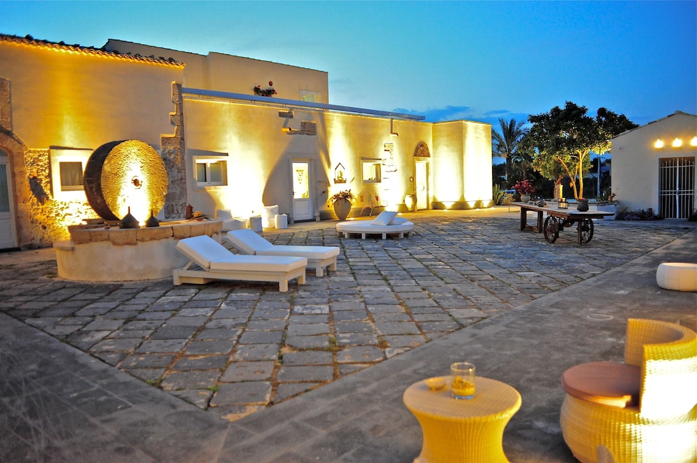 Borgo Pantano — Hotel building in Carrozziere, Sicily