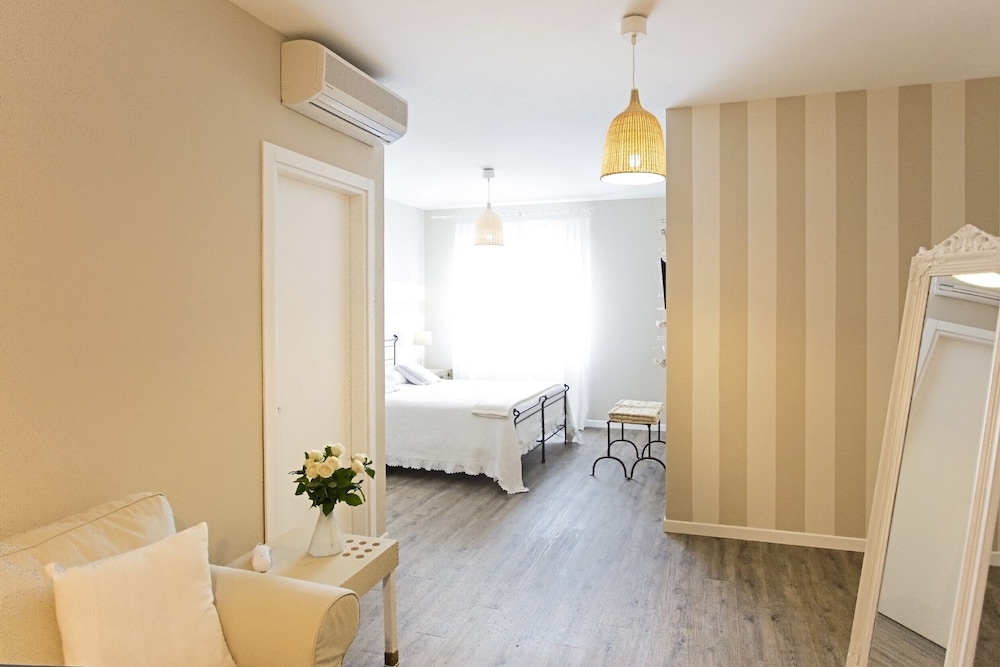 Borgo Pantano — Hotel rooms in Carrozziere, Sicily