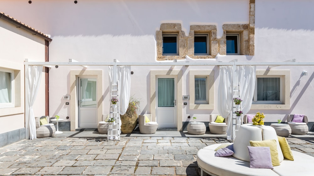 Borgo Pantano — Hotel building in Carrozziere, Sicily