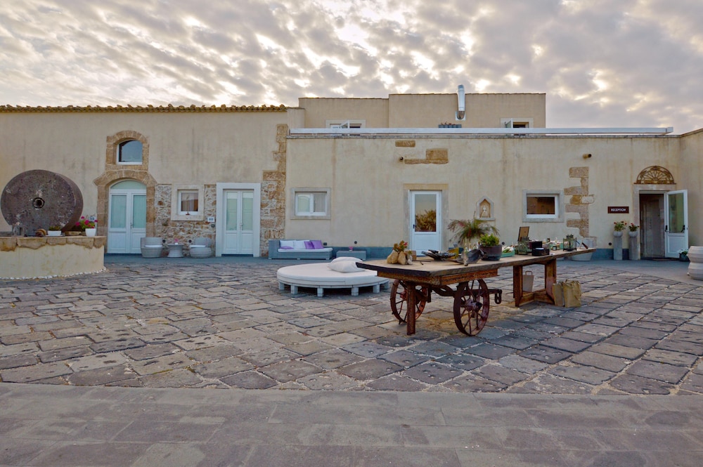 Borgo Pantano — Hotel building in Carrozziere, Sicily