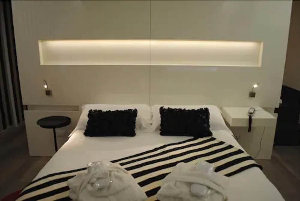 Borgo Pantano — Hotel rooms in Carrozziere, Sicily