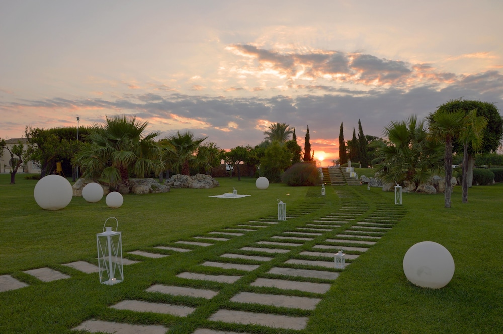 Borgo Pantano — Hotel building in Carrozziere, Sicily