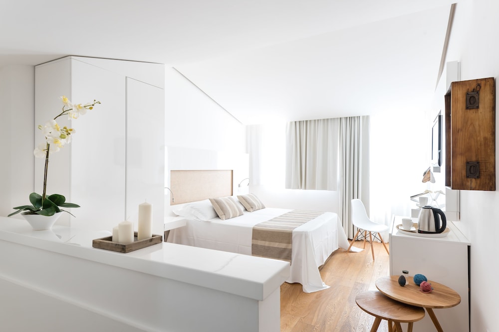 Borgo Pantano — Hotel rooms in Carrozziere, Sicily