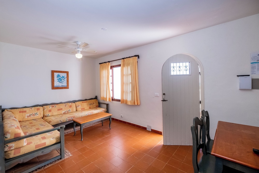 Apartamentos Son Bou Gardens — Hotel rooms in Son Bou, Balearic Islands