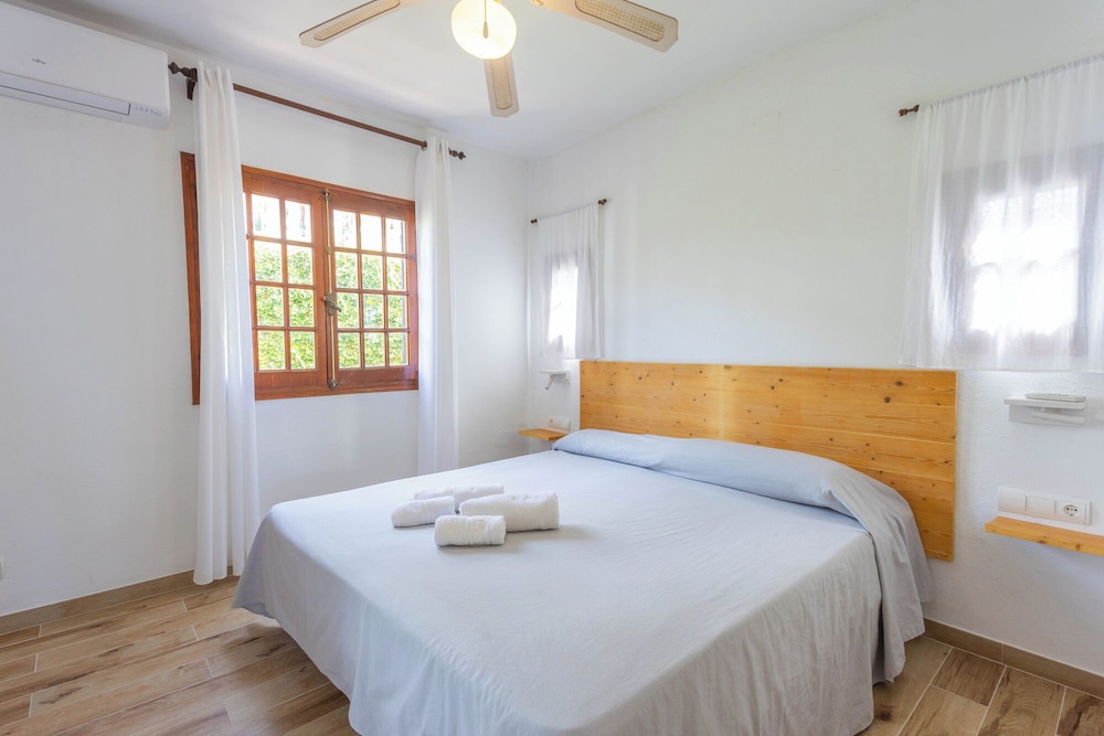 Apartamentos Son Bou Gardens — Hotel rooms in Son Bou, Balearic Islands
