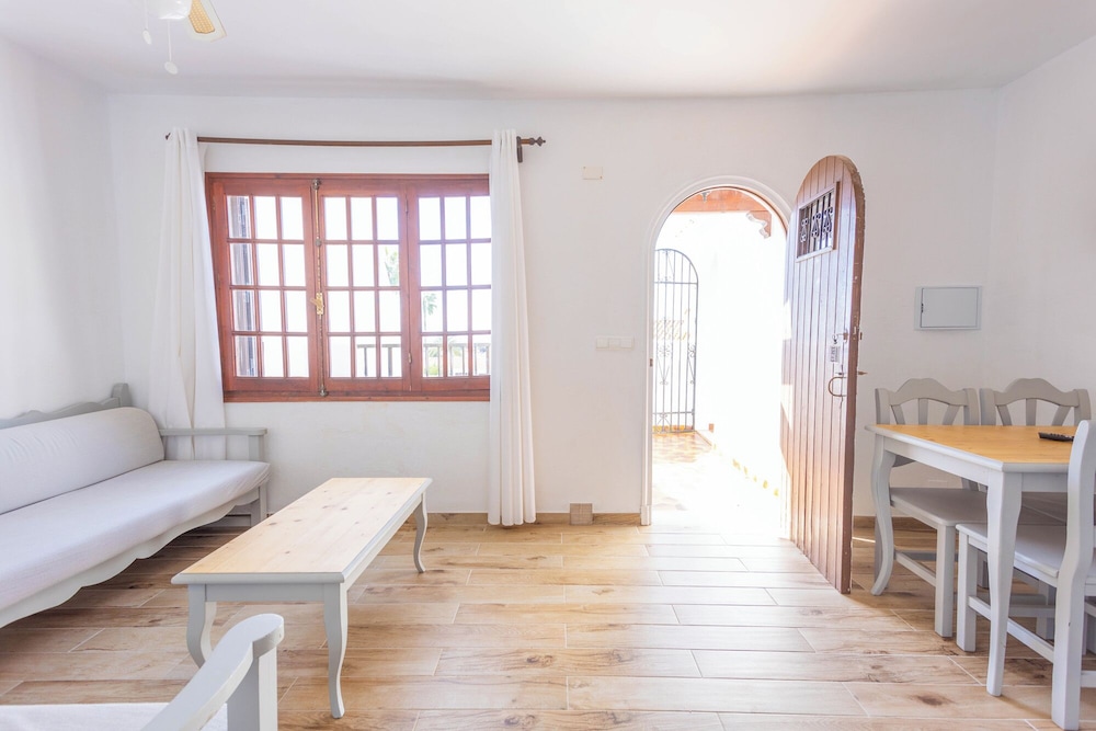 Apartamentos Son Bou Gardens — Hotel rooms in Son Bou, Balearic Islands