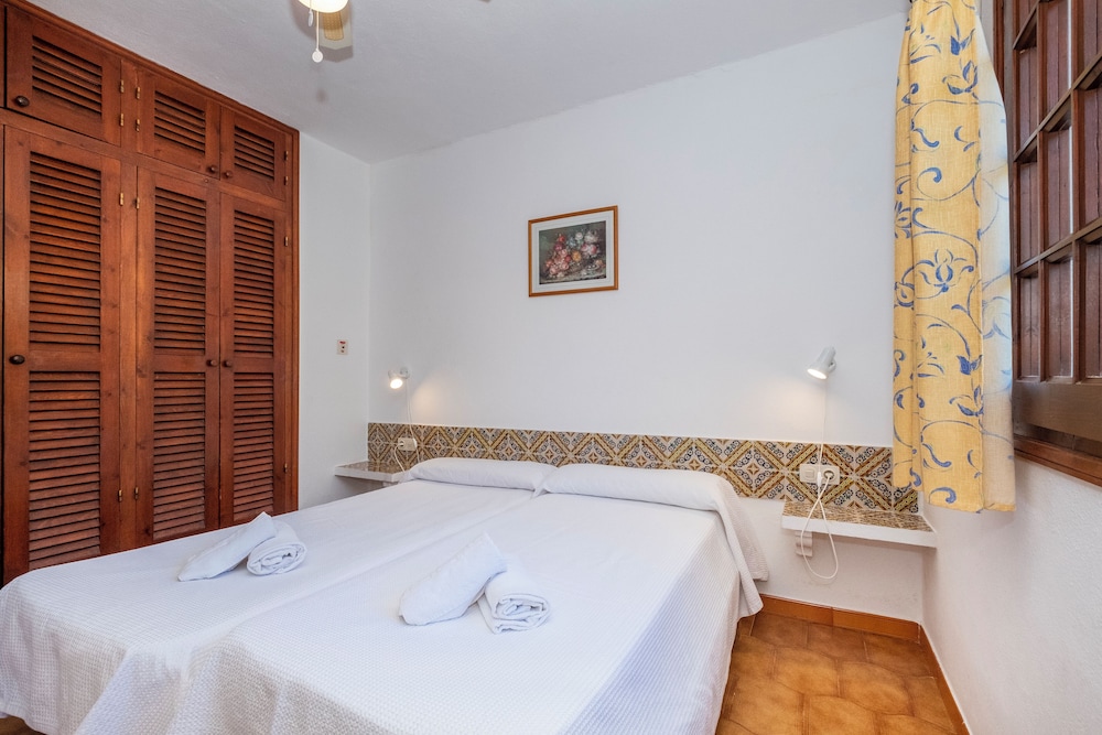 Apartamentos Son Bou Gardens — Hotel rooms in Son Bou, Balearic Islands