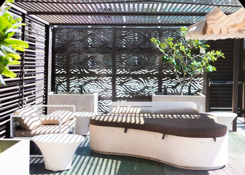 Hyatt Centric Waikiki Beach — Restaurant & bars in Honolulu, Hawaii
